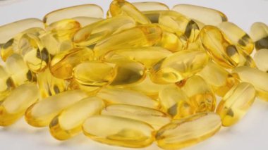 Yakın plan: kapsüllerde beslenme takviyeleri. Eczacılık, uygun kapsüllerdeki vitamin ve mineraller platformda dönüyor. İlaçlar - omega-3, omega-6, kapsüllerde omega-9. Yüksek kalite 4k