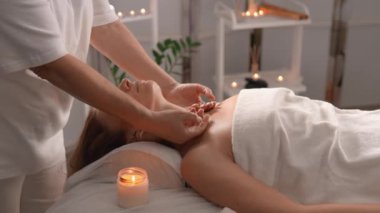 Boyun, göğüs ve omuz masajlarını hedef alarak vücudun belli bölgelerindeki acı ve gerilimi azaltmak için derinliklere barış ve uyum aşılamaya yardımcı olan bir hafiflik hissi verir.