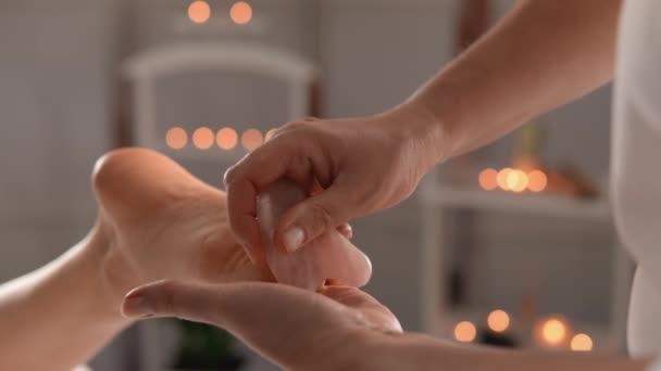 Fotmassage Med Massager Närbild Massagesalong Kunden Upplever Lyxiga Spabehandlingar Utformade — Stockvideo