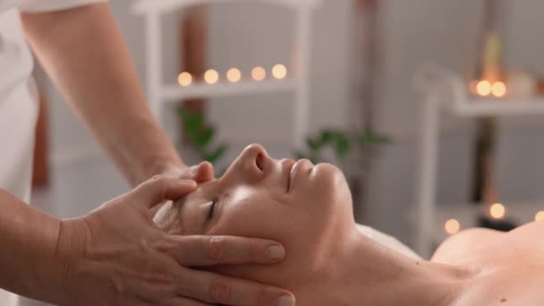 Una Donna Rilassa Tavolo Massaggio Sentendo Come Tensione Allontana Dallo — Video Stock