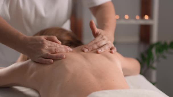 Uma Massagem Especializada Destinada Relaxar Corpo Dissolver Tensão Para Sono — Vídeo de Stock
