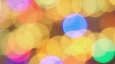 Dikey video. Noel çelenkleri ve ışıklar şenlik etkisi yaratır ve soğuk kış günlerine sıcaklık katar. Bir Noel dekorasyonunun arka planında bulanık bokeh efektleri resimlere