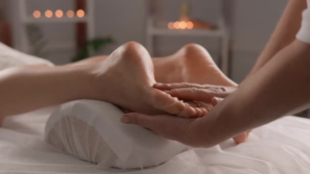 Ayaklarınızın Esnekliğini Canlılığını Rahatlamanızı Esnekliğinizi Geri Kazanmanızı Sağlayacak Bir Masajla — Stok video