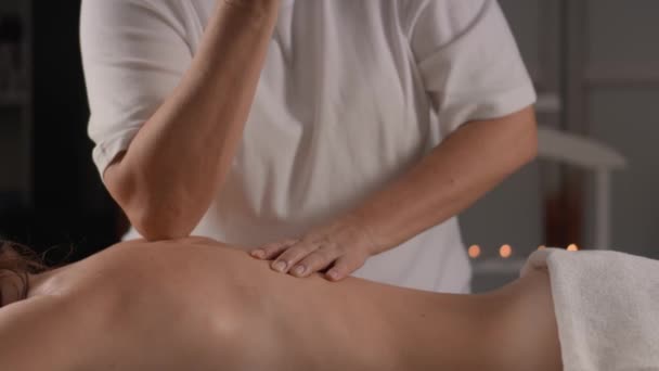 안마사의 팔꿈치를 사용하여 마사지 근육의 전체의 근육에 효과를 — 비디오