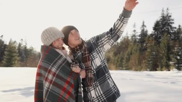 情侣们在冬天的世界中穿行 在雪地的草坪上分享着快乐和欢乐的时光 从而创造了他们的爱情故事 用毯子盖住的高质量的4K镜头 — 图库视频影像