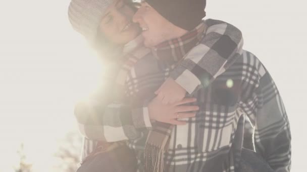 Пара Обнимает Обменивается Поцелуями Золотыми Лучами Зимнего Солнца Создавая Романтический — стоковое видео