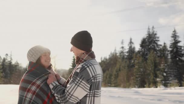冬の平和 凍った湖の岸で愛とハグ 若いカップルは凍った湖の岸で抱擁する静かで平和な冬の日を楽しんでいます スノーアドベンチャーと冬休み 高品質で — ストック動画