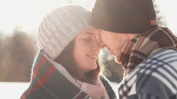 若いカップルは 男性と女性の恋人で雪に覆われたポートレートウィンターロマンスをクリアして柔らかいタッチを交換する幸せの瞬間を共有します 高品質の4K映像 — ストック動画