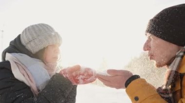 Gençlik ve romantizm, bir kış günü çift karda eğlenceli oyunlar ve maceralar düzenlerken sel gibi akıyor. Mutluluk duygularını ifade ederek birbirlerinin yüzüne kar üflüyorlar. Yüksek kalite 4k