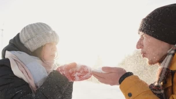 当这对夫妇在雪地里安排有趣的游戏和冒险活动时 青春和浪漫在冬日涌动 他们在彼此的脸上吹雪 表达他们的幸福感 高质量4K — 图库视频影像