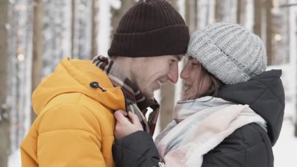 ハッピーマザーズ 森での冬の合同休暇 雪に覆われた木々の間のカップルのロマンチックな休暇は 幸せと喜びの忘れられない瞬間を与えます 高品質の4K映像 — ストック動画
