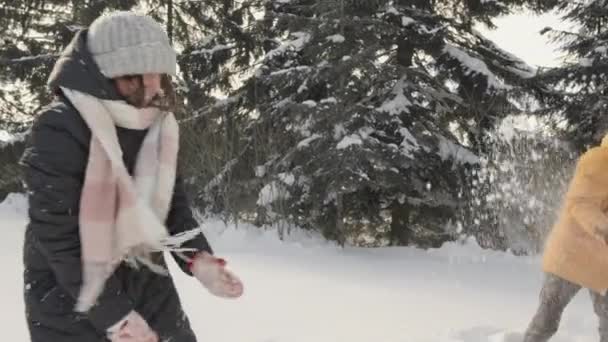 Енергетична Пара Грає Снігу Кидаючи Сніжки Насолоджуючись Радісними Моментами Зимової — стокове відео