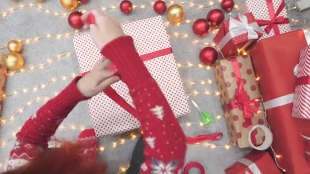 Vrouw Inpakken Gift Bij Het Maken Van Kerstmagie Thuis Een — Stockvideo