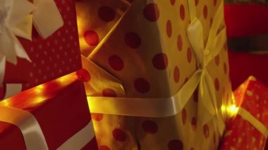 Dikey video. Yeni yıl ve Noel kutlaması, Noel ağacını süslemek ve evi cazibeyle dolduran dağınık hediyelerle başlar. Çelenkler sevinçle parıldıyor, bize en iyisini hatırlatıyor.