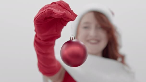 Dekorace Vánočního Stromku Červený Balón Rukou Dívky Která Drží Červených — Stock video