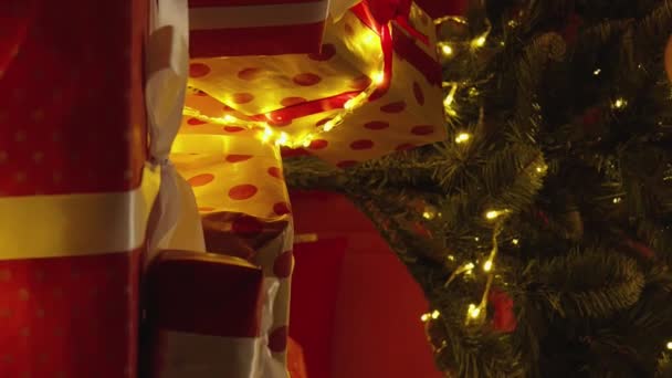 バーティカルビデオ クリスマスの装飾はユニークな雰囲気を生み出します クリスマスツリーとろうそくのライトチェーンは 夜を魔法と神秘的にします クリスマスシーズンは魔法と不思議をもたらします — ストック動画