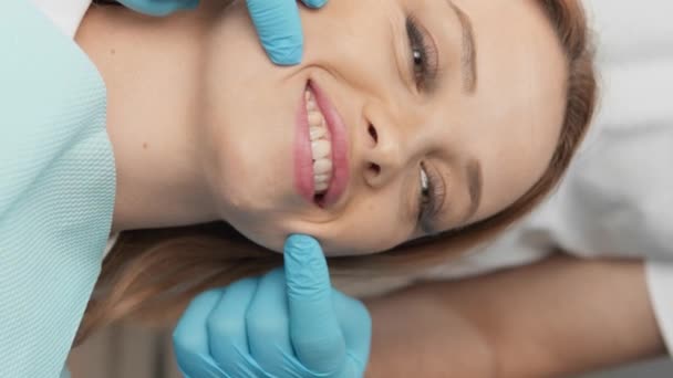 Pionowe Wideo Promiennie Uśmiechnięta Pacjentka Krześle Dentystycznym Klinice Stomatologicznej Skuteczne — Wideo stockowe