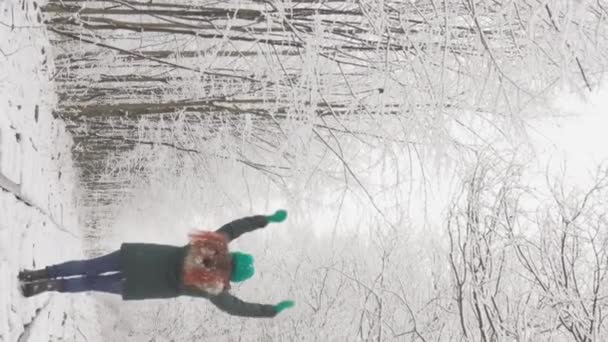 Вертикальне Відео Зимовий Ліс Відкривається Перед Цією Молодою Жінкою Коли — стокове відео