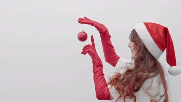 Feestelijke Elegantie Een Meisje Een Rode Outfit Heeft Plezier Spelen — Stockvideo