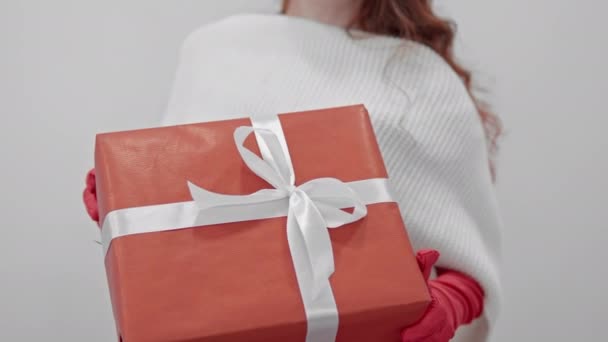 Met Een Verfijnde Stijl Stijlvolle Schoonheid Presenteert Haar Vakantie Cadeau — Stockvideo