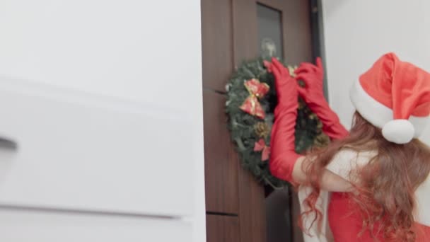 Подготовка Зимним Новогодним Праздникам Женщина Красном Украшает Свой Дом Рождественским — стоковое видео