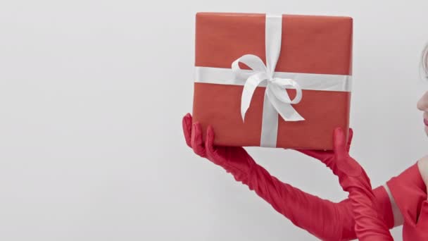 Чистій Красі Свята Дівчина Червоній Сукні Рукавичках Тримає Подарунок Білому — стокове відео