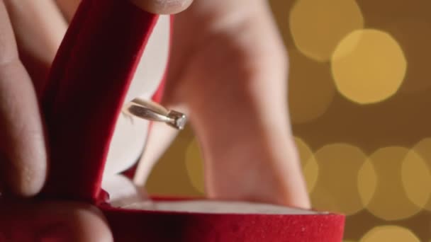 垂直录像 一个男人准备向他的女朋友求婚 他拿着一个漂亮的盒子 拿出一个非黄金钻石戒指 情人节和情人节的特别礼物 — 图库视频影像