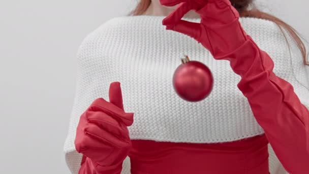 장난감 그녀의 크리스마스 장식을 보유하고 만족스러운 기쁨을 배경에 여자의 빨간색 — 비디오