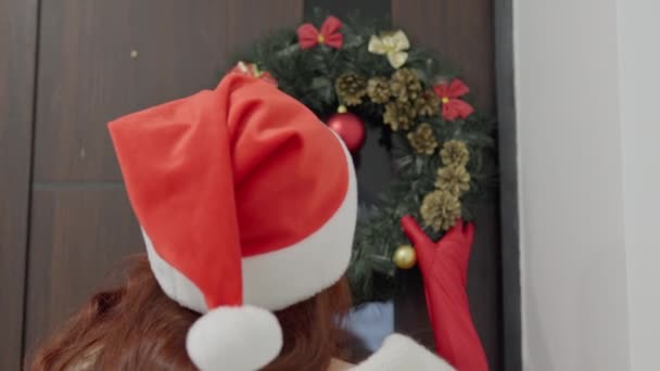 Une Femme Portant Chapeau Père Noël Marche Autour Maison Jusqu — Video