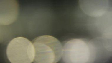 Geçişin yüksek teknolojili video görüntülerine dönüşen şaşırtıcı lazer kaosu dinamizm ve modernlik ekliyor. Görüntü geçişi, şablon ve görüntü için bulanık ışık demetleri. Yüksek kalite 4k