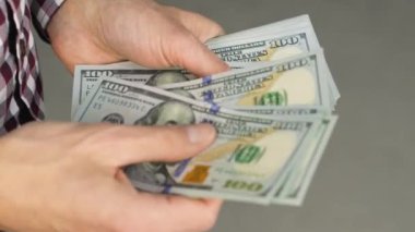 Bütçenin ve modern finansal planlama stratejilerinin evrimini, bir adamın para saydığı canlı bir video görüntüsüyle keşfedin. Dolar sayıyorum. İş ve finansal başarı. Enflasyon. Yüksek