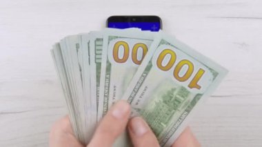 Krom anahtar şablonu. Kripto para yatırımı. Bitcoin ve eter yeşil arka planda. Teknolojiler ve finansal fırsatlar harikası. Paranı bu çağda çalışmak için hazırla.