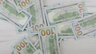 Bir adam masadan dolar toplar. Telefonunda krom anahtar var. Mobil bir uygulama ile mali durumu kontrol etmek. Başarılarınızı paylaşın, yatırım yapın ve yeşil perde kullanarak kar edin. Yüksek