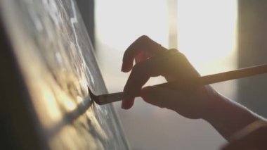 Sanatsal bir başyapıt yaratmanın iş akışı. Stüdyodaki sanatçı çeşitli teknikler ve malzemeler kullanarak onun yaratıcı sürecine daldı. Kendini izole eden yaratıcı bir kadın sanatçı.