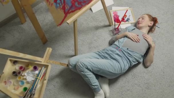 Artista Está Cansada Descansando Estudio Después Experimentos Creativos Reflejando Creatividad — Vídeo de stock