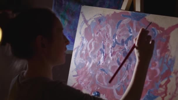Hedendaagse Schilderkunst Een Kunstenaar Overalls Met Gekamd Haar Creëert Opvallende — Stockvideo
