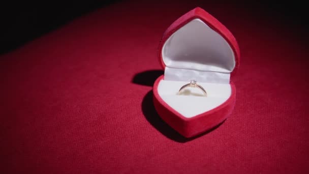 絶妙な箱は本物の宝物のように見えます そして貴重なダイヤモンドが付いている金の婚約指輪は幸せな所有者の指に咲く準備ができています この瞬間は美しさと魔法に満ちている 結婚について — ストック動画