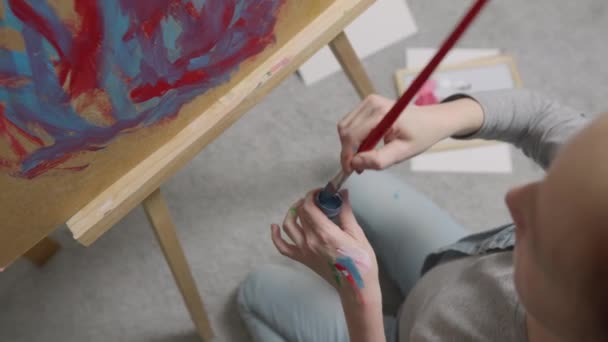 Een Jonge Amateur Kunstenaar Thuis Die Unieke Beelden Creëert Met — Stockvideo