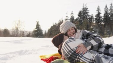 Genç bir çift kış romantizminin atmosferine dalıyor, konuşuyor, gülüyor ve karda yatarken sarılıyor. Tatilde kış yürüyüşü ve romantik maceralar. Yüksek kalite