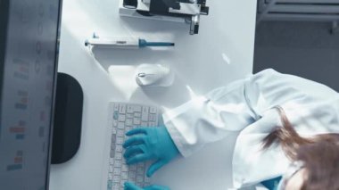 Çevrimiçi bir bilim adamı laboratuarındaki işyerindeki verileri internete yüklüyor. Hastanede çalışan bir doktor bilgisayarın başında klavyeyle yazı yazıyor. İstatistik Veri Analizi, Araştırma Deneyi