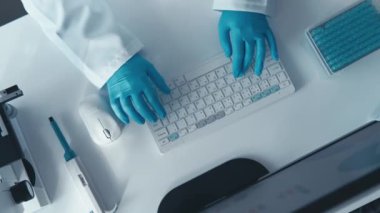 Veritabanına analiz sonuçları ve kimyasal parametreler hakkında bilgi giriliyor. Elektronik raporlar ve istatistikler korunuyor. Beyaz masa manzaralı bilgisayarda. Yüksek kalite