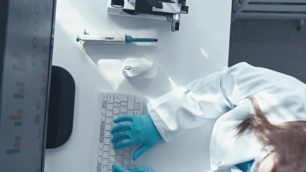 一位在线科学家在实验室的工作场所将数据输入互联网 一位医生在医院的电脑上工作 用键盘打字 统计分析 研究及实验 — 图库视频影像