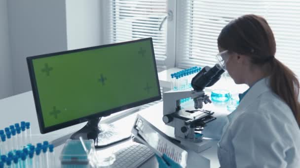 Chromakey绿色屏幕 实验室是科学和医学结合的地方 一位穿着防护服的科学家对各种样品进行了分析 以研究液体和水的特性 — 图库视频影像