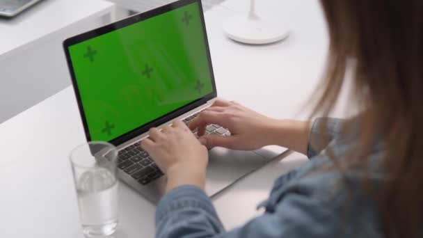 Tela Verde Chave Chroma Uma Mulher Casa Está Trabalhando Laptop — Vídeo de Stock