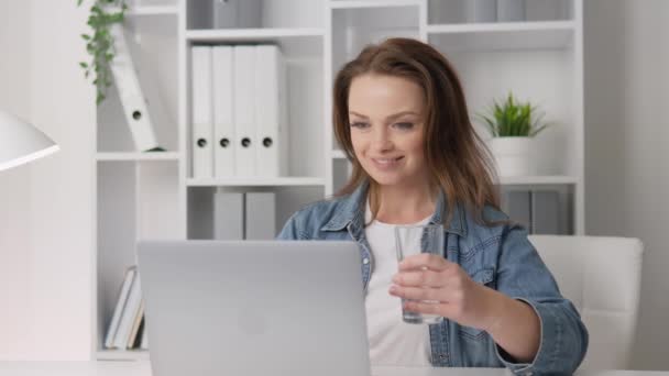 Mulher Atenta Feliz Trabalhando Casa Computador Sorrindo Água Potável Durante — Vídeo de Stock