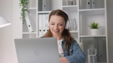 Olumlu bir teknik direktör çevrimiçi danışmanlık yaparak, daha yakın iletişim için web kamerası kullanarak yararlı tavsiyeler ve destek sunar. Bir kadın aktif olarak görüntülü arama ile iletişim kuruyor, web kamerasından konuşuyor. Yüksek