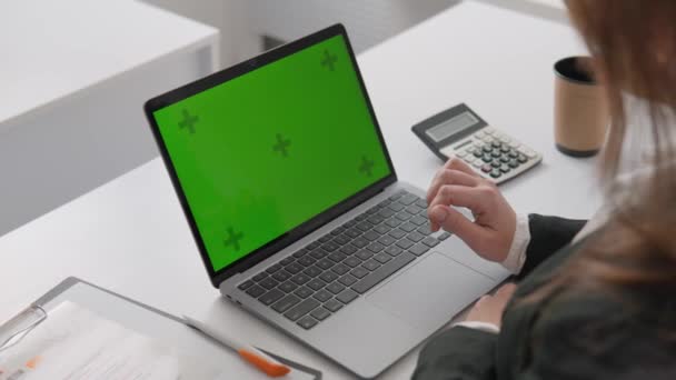 Successful Businesswoman Desk Laptop Every Element Indicates High Degree Organization — Stock Video