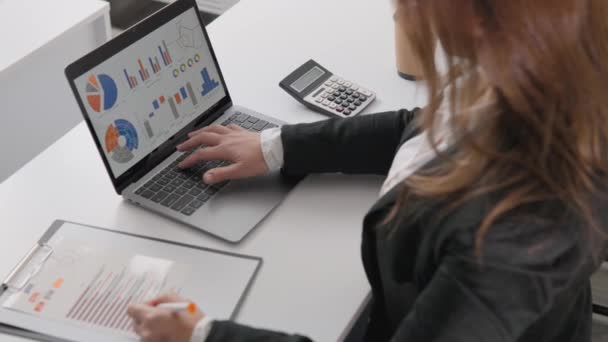 Business Woman Technology Gadget Laptop Ready Challenges Modern Business Environment — Video