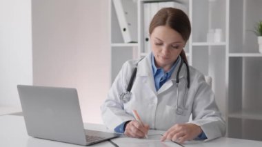 Bir tıp uzmanı, hastalara hizmet ederken etkili tıbbi bakım sağlar ve tıbbi geçmişi daha iyi anlayabilmek için ayrıntılı kayıtları tutar. Kadın doktor iş başında. Almaya hazırlanıyor.