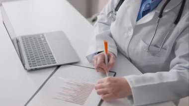 Yüksek nitelikli bir doktor tıbbi kayıtlar tutar, tıbbi bilgilere ve tedavi sürecinin yönetimine anında erişmek için teknolojiyi kullanır. Randevu almak, tarif etmek...
